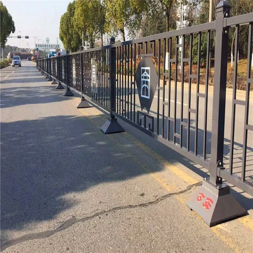 四川市政道路護(hù)欄生產(chǎn)工廠馬路交通欄桿黃金護(hù)欄市政防撞護(hù)欄