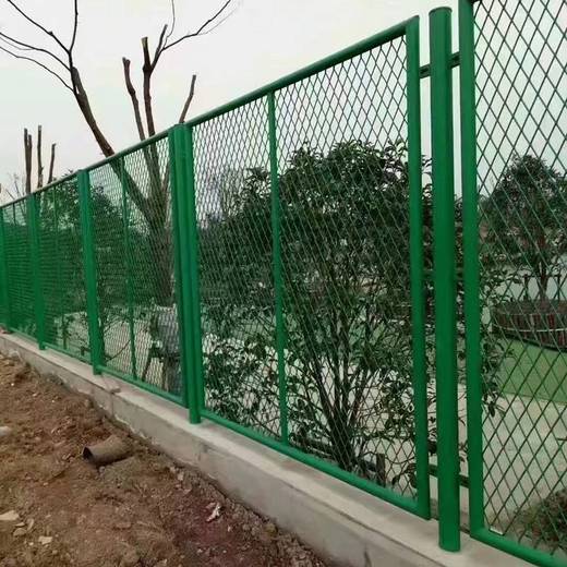 菱形孔框架護欄網鋼板網隔離圍網菱形孔鐵絲圍網場地防護欄