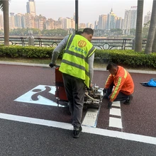 南寧醫(yī)院道路標(biāo)識標(biāo)線施工隊(duì)