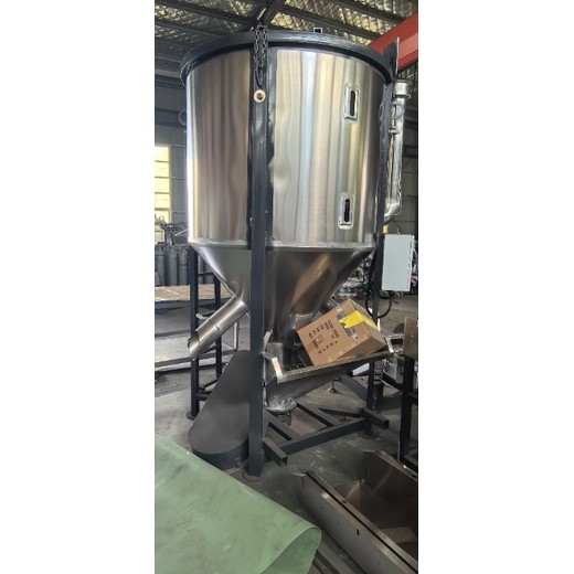 不銹鋼振動(dòng)篩除鐵上料機車(chē)間立式不銹鋼儲料罐定制