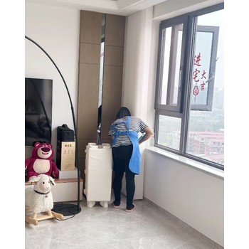香港打工家政服務業包吃包住合法工簽長期合同年底十三薪