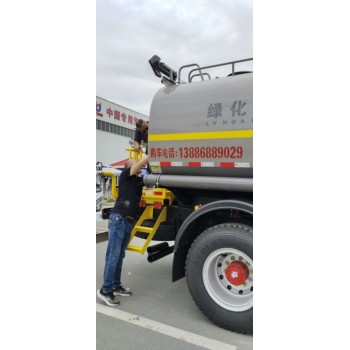 新疆后八輪灑水車
