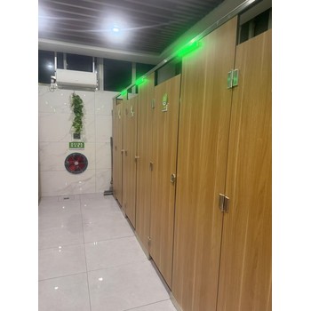 舞陽公共衛(wèi)生間隔斷板學(xué)校淋浴間PVC抗倍特防水鋁蜂窩廁所隔斷板