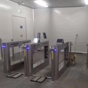 靜電檢測閘機(jī)大屏顯示數(shù)據(jù)人臉識別防靜電擺閘ESD閘機(jī)