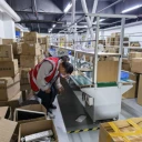 南山搬家公司供辦公室搬遷卡位會(huì)議桌拆裝文件打包