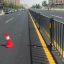 佛山順德區(qū)道路路中隔離護(hù)欄烤漆防銹中心防護(hù)圍欄