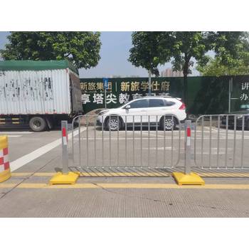 深圳中間車道港式護(hù)欄配套鑄鐵地座鍍鋅或噴漆工藝配套發(fā)貨