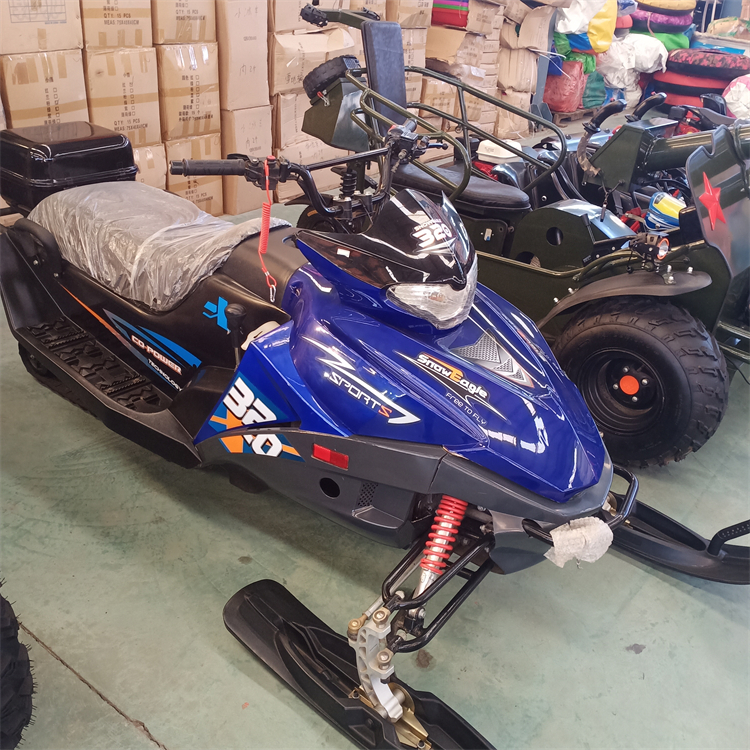 在滑雪場(chǎng)里開金耀雪地摩托開出黃金大道開出幸福之路