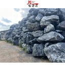 遼寧朝陽(yáng)黑山石稱野山石朝陽(yáng)黑山石與綠草搭配朝陽(yáng)黑山石堆場(chǎng)