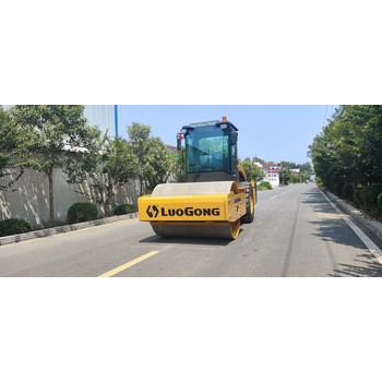 洛工8噸雙離合單鋼輪振動(dòng)壓路機(jī)單桿操作簡(jiǎn)單方便