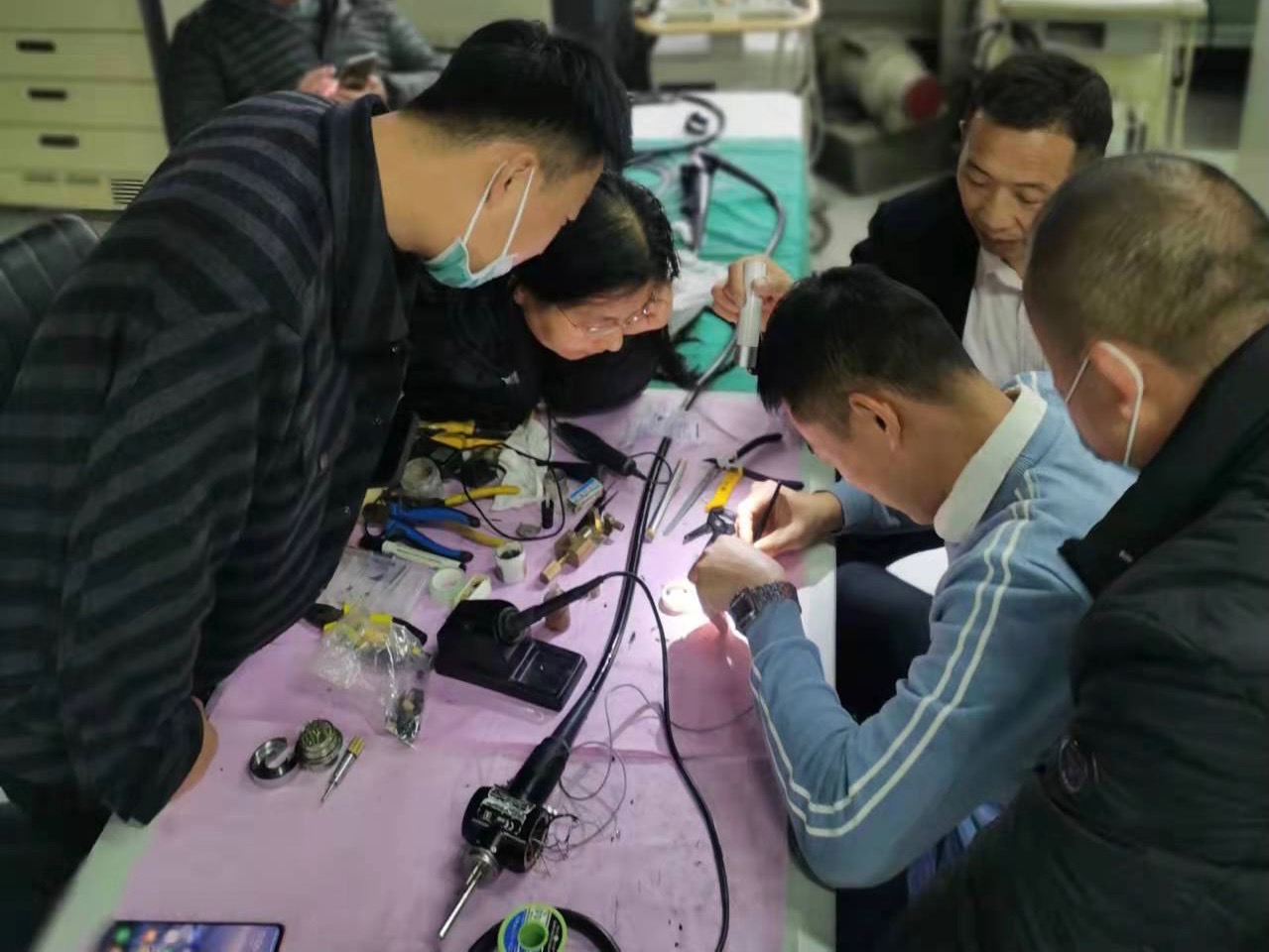 不拼學(xué)歷拼手藝！零理論強實(shí)操，企業(yè)搶著(zhù)要的醫械維修技術(shù)人才