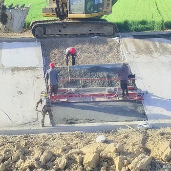 定做簡易斜坡攤鋪機自走式河道整平機混凝土液壓框架攤鋪機