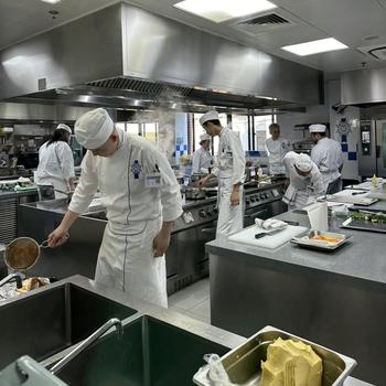 出國打工45萬年薪誠聘美國華人區(qū)中餐廚師，語言無要求