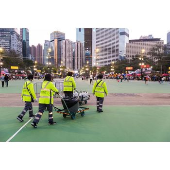 內(nèi)蒙古興安盟人在香港商場做保潔員包吃包住、帶薪年假年薪20萬