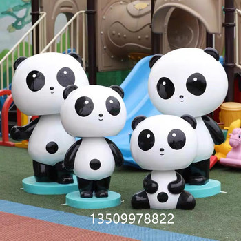 懷集玻璃鋼卡通雕塑草地卡通熊貓雕塑