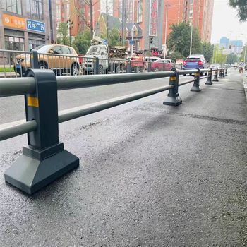 榆林道路隔離欄公路人車分流護(hù)欄市政護(hù)欄廠家