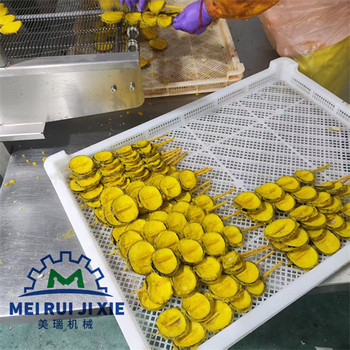鍋巴土豆加工生產(chǎn)線土豆塊上漿裹粉機(jī)蔬菜串上漿裹粉油炸機(jī)