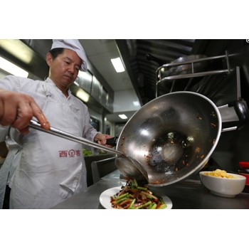 出國(guó)打工海外工作打工選對(duì)路，出國(guó)勞務(wù)，40萬(wàn)年薪擋不住。