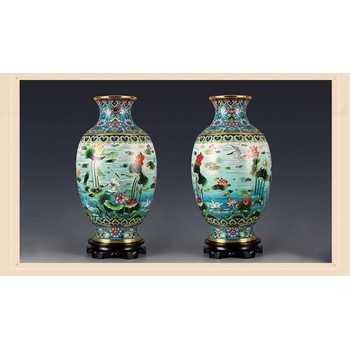 張同祿大師創(chuàng)作景泰藍(lán)《合美萬家》風(fēng)格清雋淡雅，意境靜謐幽遠(yuǎn)