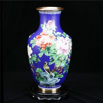 戴嘉林、鐘連盛創(chuàng)作景泰藍國色天香琺瑯瓶立意特創(chuàng)意新穎