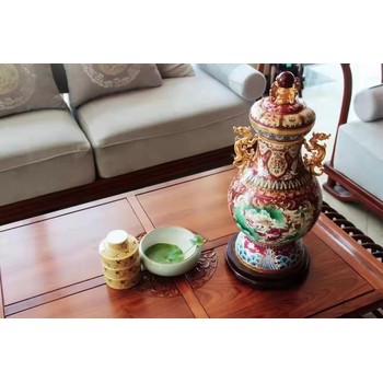 中國(guó)工藝美術(shù)大師戴嘉林創(chuàng)作景泰藍(lán)盛世和瓶制作工藝精美