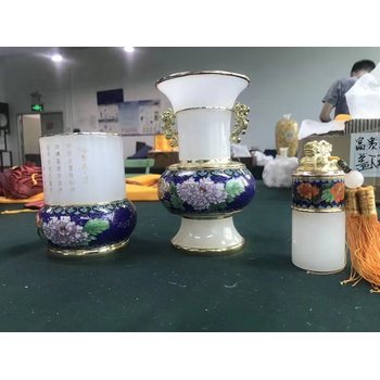 制尊大師戴嘉林創(chuàng)作富貴滿堂國禮天下景泰藍鑲玉套組