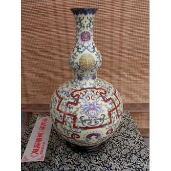 陽士琦創(chuàng)作仿清乾隆萬壽連延長頸葫蘆瓶收藏價值解析