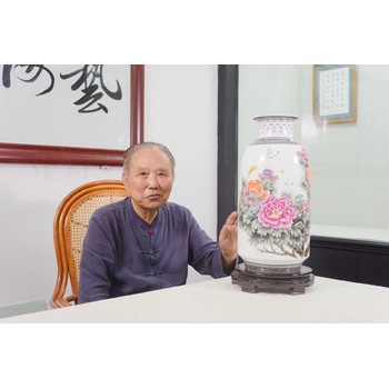 亞太地區(qū)手工藝大師張松茂創(chuàng)作國色天香手繪粉彩瓶