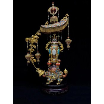 張同祿景泰藍(lán)華冠萬年燈整體施紅釉，造型巧妙優(yōu)美，設(shè)計(jì)巧妙