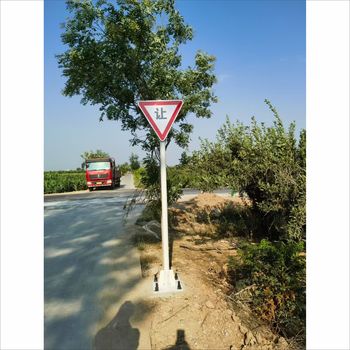 渭南車讓人、文明出行，鄉(xiāng)村道路栽設(shè)減速讓行警示牌