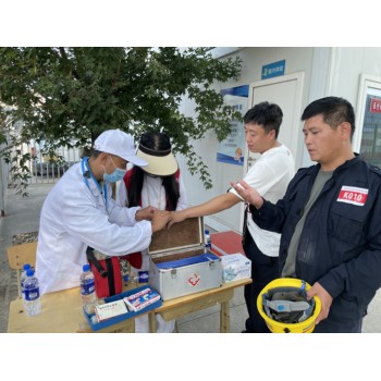 重慶潤興長途救護車轉(zhuǎn)運公司護送病人服務收費服務
