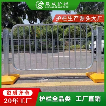 廠家定制路側(cè)港式護欄深標(biāo)圓方管道路護欄烤漆噴漆白色路圍欄