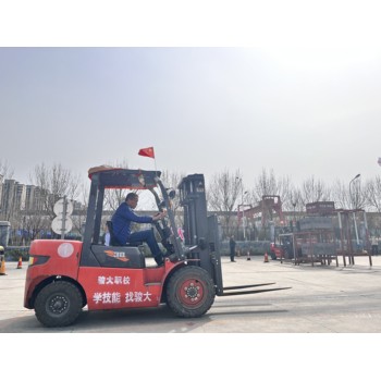 挖掘機(jī)培訓(xùn)報(bào)名裝載機(jī)培訓(xùn)叉車培訓(xùn)考證電焊培訓(xùn)考證