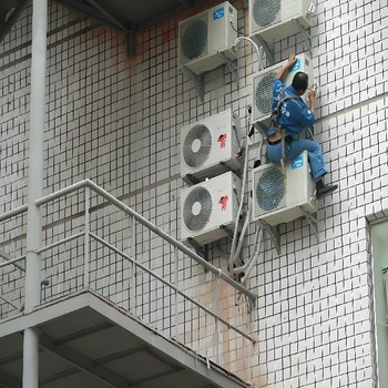 沙坪壩區(qū)新橋附近空調(diào)維修電話,新橋附近空調(diào)維修師傅盡職盡責(zé)