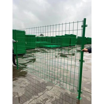 新疆護(hù)欄廠家雙邊絲護(hù)欄光伏護(hù)欄高速公路護(hù)欄養(yǎng)殖圍欄圈山圈地