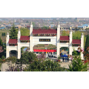 龍壽山公墓環境優美、寧靜，是一處祥瑞之地