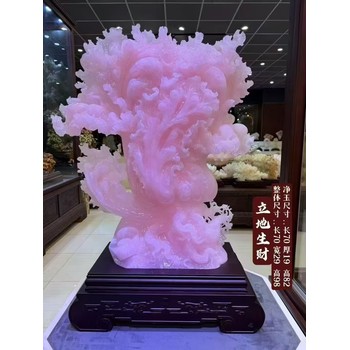 脈絡(luò)細(xì)膩逼真，色澤溫潤(rùn)柔和——《立地生財(cái)》粉彩玉石擺件