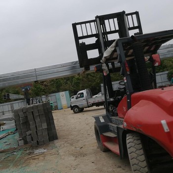 岑鞏縣升降車出租岑鞏縣設備吊裝升降平臺出租