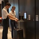香港酒店餐飲服務業，包吃包住，正規工簽，做六休一，工資月結