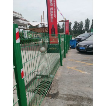 森派桃型柱護(hù)欄網(wǎng)小區(qū)圍墻圍網(wǎng)三折彎護(hù)欄結(jié)實(shí)耐用