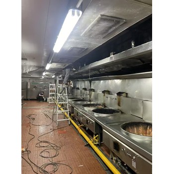 東莞利滿(mǎn)順利酒店學(xué)校工廠食堂商用油煙機(jī)清洗油煙管道風(fēng)機(jī)排煙罩