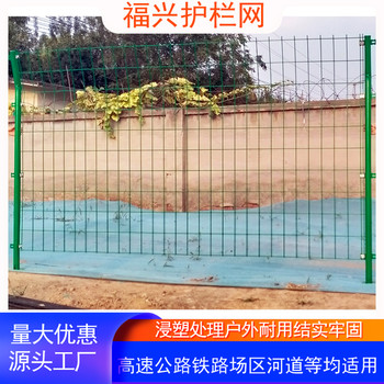 綠色包一層塑料的鐵絲護(hù)欄單片1.8米高3米寬兩邊雙絲帶立柱
