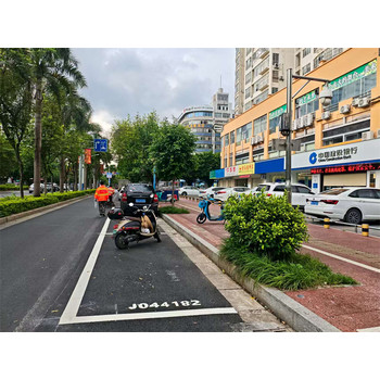 貴港港北區(qū)市政路熱熔地面劃線