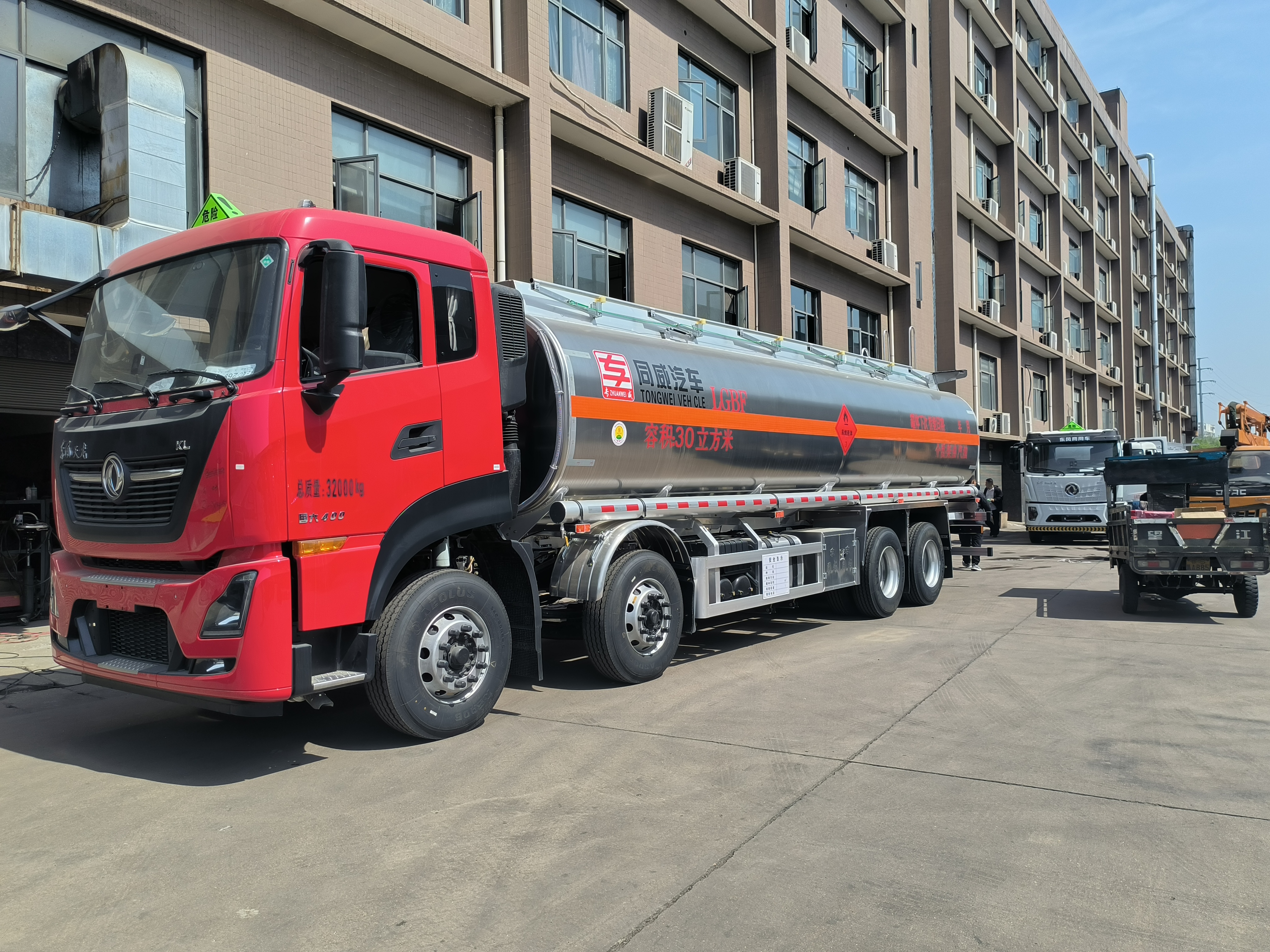 佳木斯豪沃TX10噸運(yùn)油車分期