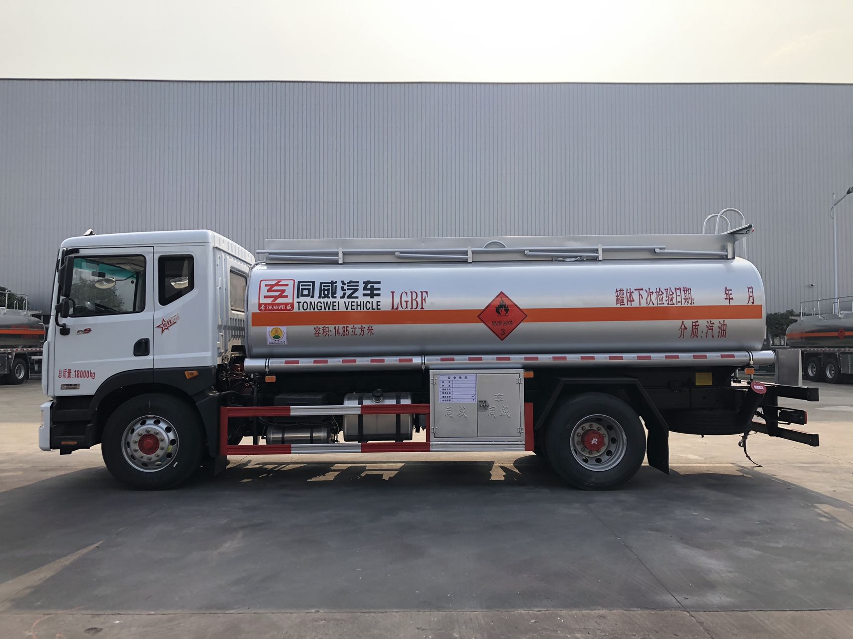 漢中東風(fēng)華神-25噸運(yùn)油車價(jià)格