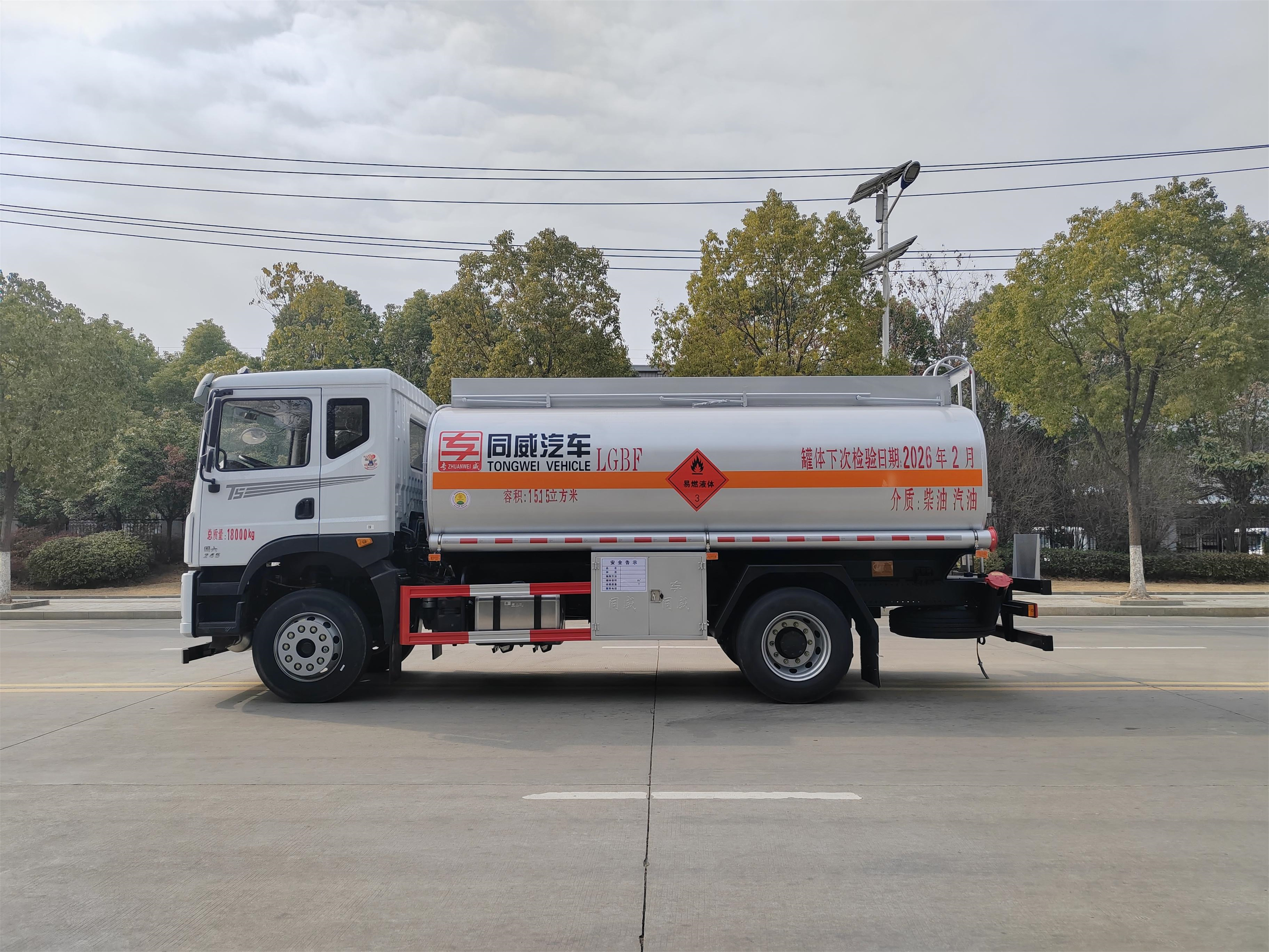 佳木斯豪沃TX10噸運(yùn)油車分期