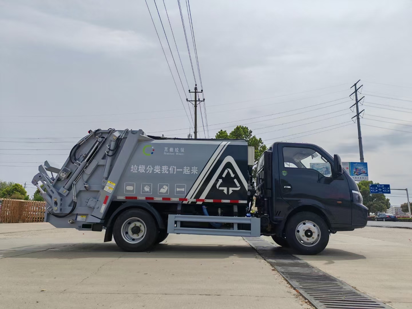 阿拉善盟重汽豪沃垃圾運(yùn)輸車包上牌