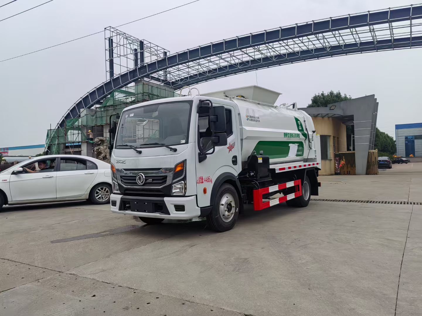 湘西多利卡D6勾臂垃圾車價格
