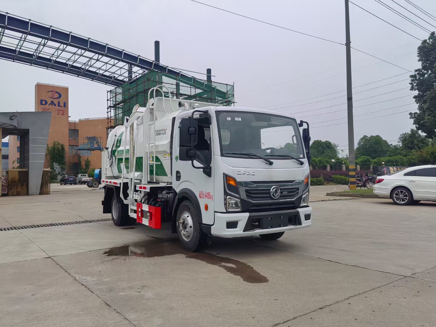 信陽右駕駛艙勾臂建筑垃圾車現(xiàn)貨批發(fā)