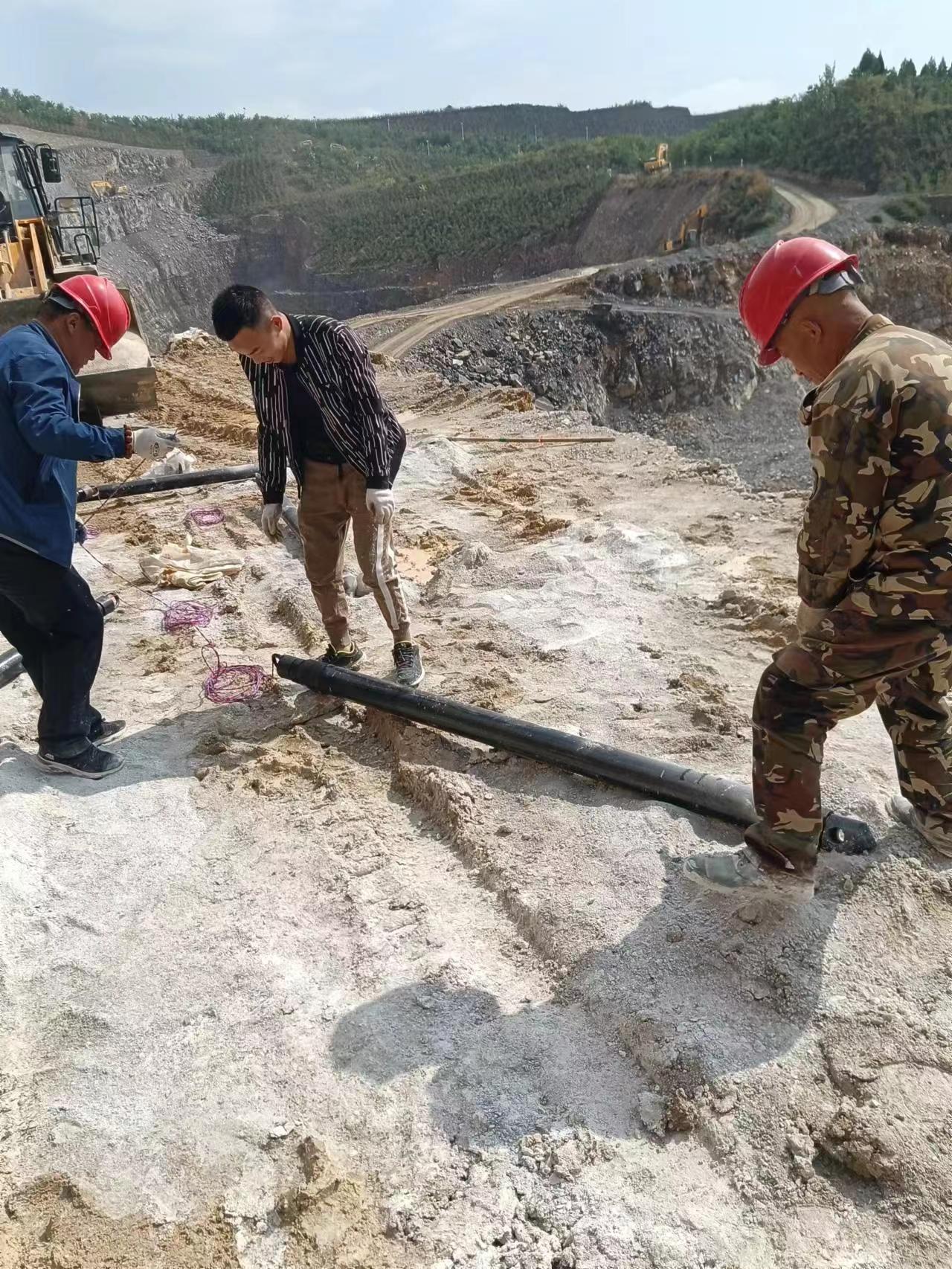 貴州安順露天礦山開采化碳氣體爆破設備